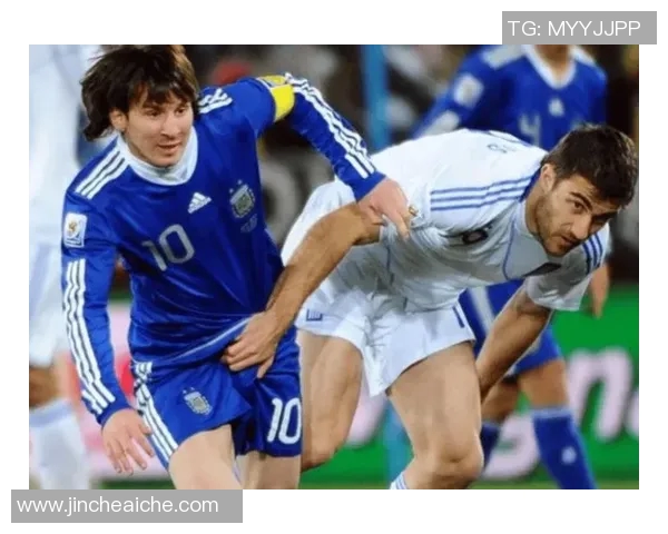 足球场球星因被换下怒摔球衣愤怒表态场面引发热议 足球场球星因被换下怒摔球衣愤怒表态场面引发热议